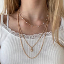 Collar Multicapa Gold Sparkling – Triple Cadena de Clavícula con Perlas