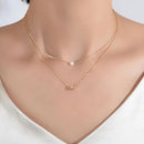 Collar Multicapa Gold Sparkling – Triple Cadena de Clavícula con Perlas